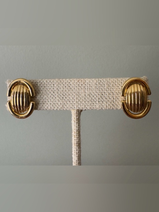 Jewelry - Vintage Gold tone Earrings